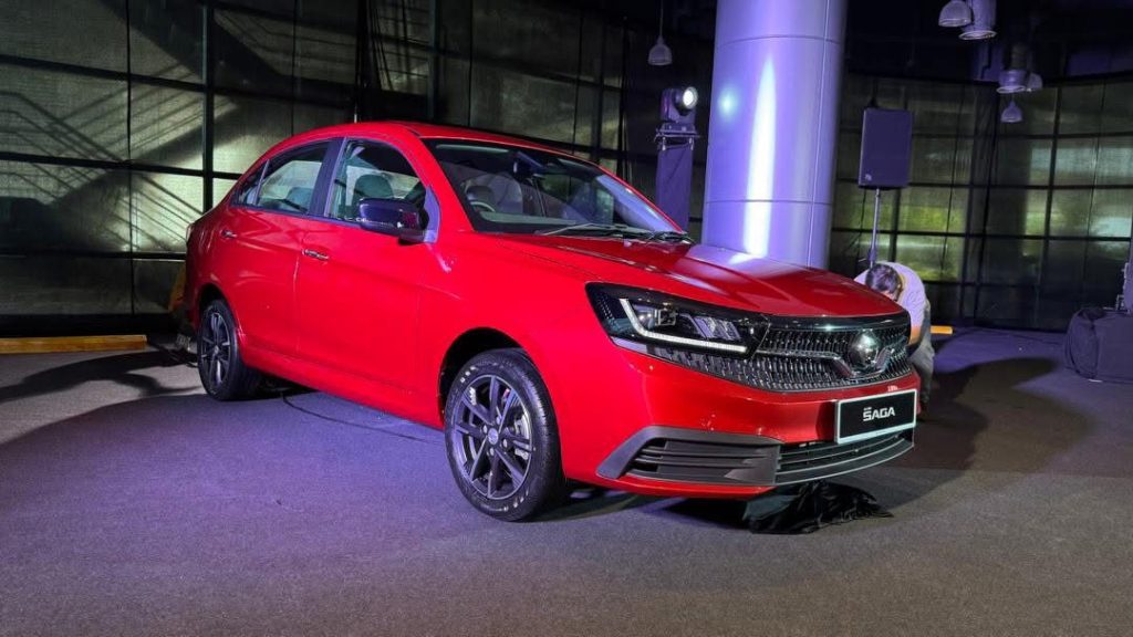 Proton Saga MC3 2025 berwarna merah dengan reka bentuk moden dan rim dua tona