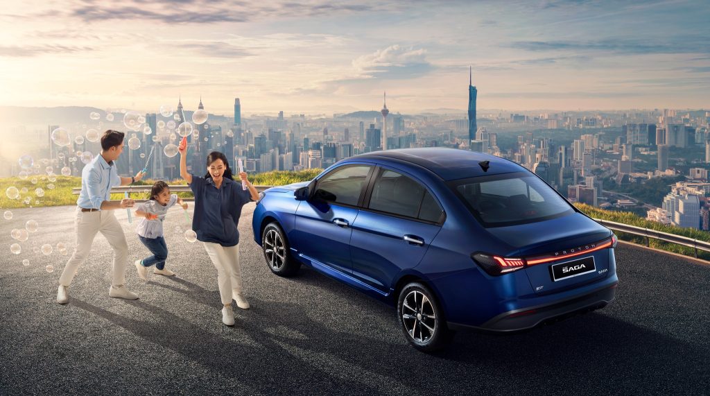 Keluarga menikmati masa bersama di sisi All-New Proton Saga MC3 2026 berwarna biru dengan latar bandar Kuala Lumpur