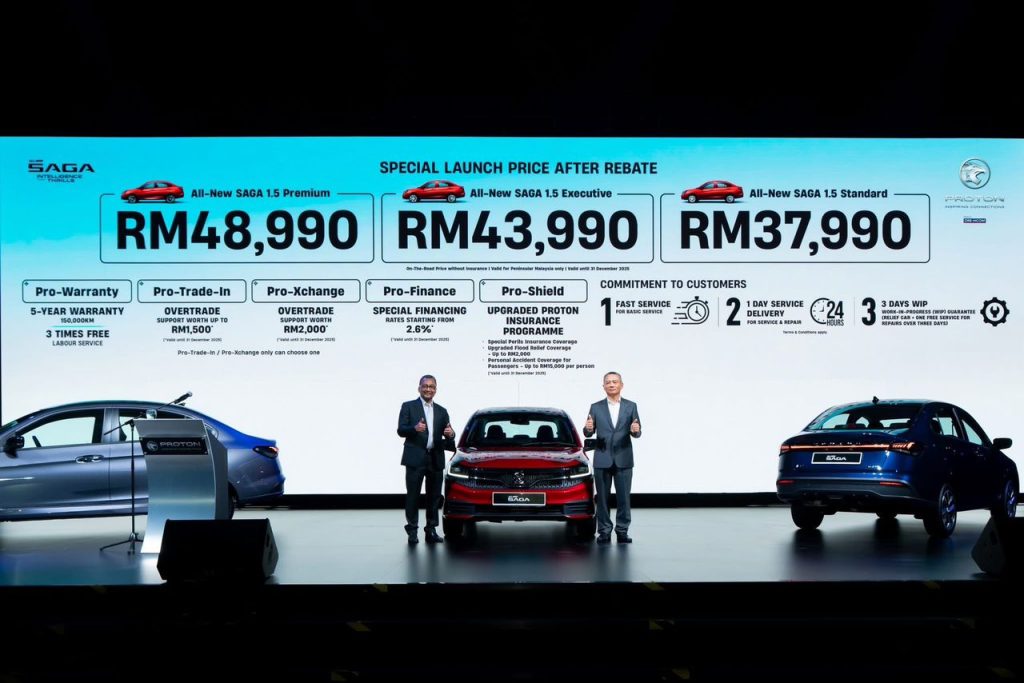 Majlis pengumuman harga All-New Proton Saga 2026 menunjukkan varian Premium RM48,990, Executive RM43,990 dan Standard RM37,990 bersama wakil Proton di atas pentas