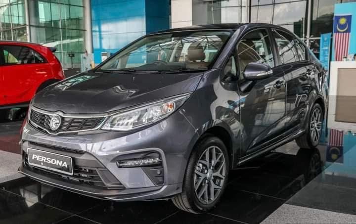 Proton Persona sedan keluarga dipamerkan di showroom dengan reka bentuk moden dan kemasan premium