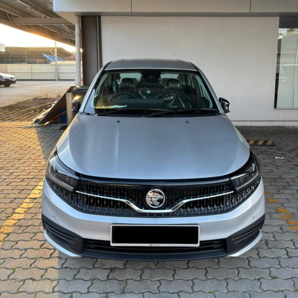 Pandangan hadapan Proton Saga MC3 warna Armour Silver dengan rekaan gril baharu dan lampu hadapan moden