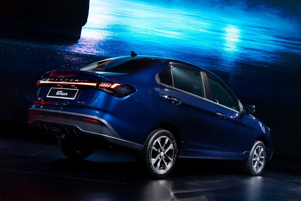 Proton Saga MC3 Deep Marine Blue pandangan belakang dengan lampu LED menyala