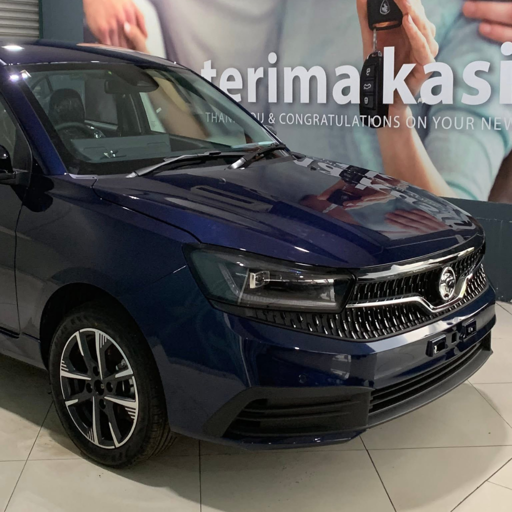 Proton Saga MC3 warna Deep Marine Blue dilihat dari sudut hadapan sisi dengan rekaan gril baharu dan lampu LED