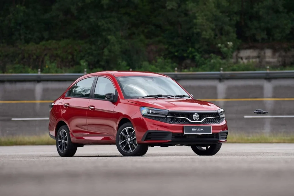 Proton Saga MC3 warna Ruby Red dari sudut hadapan di jalan raya