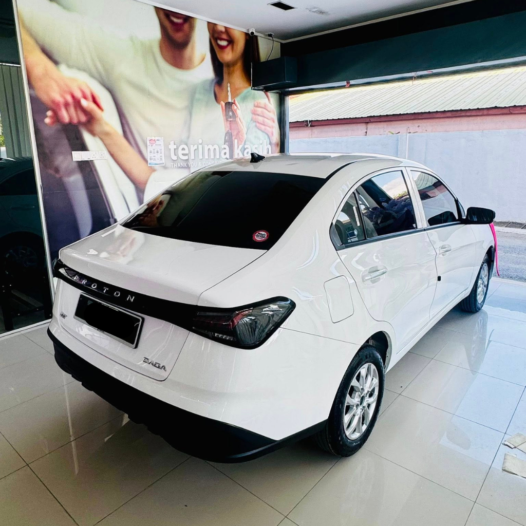 Proton Saga MC3 warna Snow White dipamerkan di showroom dengan rekaan belakang moden dan kemasan kemas
