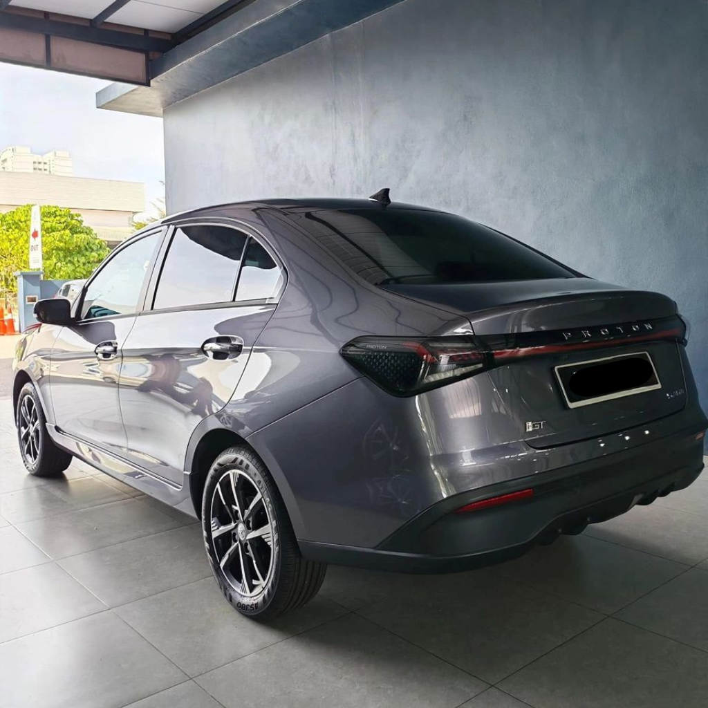 Pandangan belakang Proton Saga MC3 warna Space Grey dengan lampu belakang LED dan rekaan sporty moden