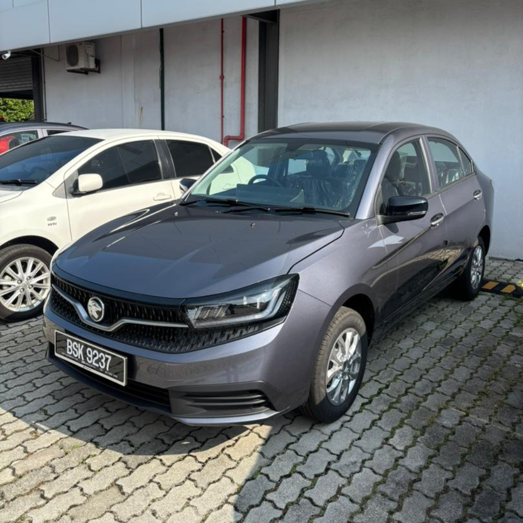 Proton Saga MC3 Standard warna Space Grey diparkir di pusat jualan dengan reka bentuk luaran moden dan kemasan elegan
