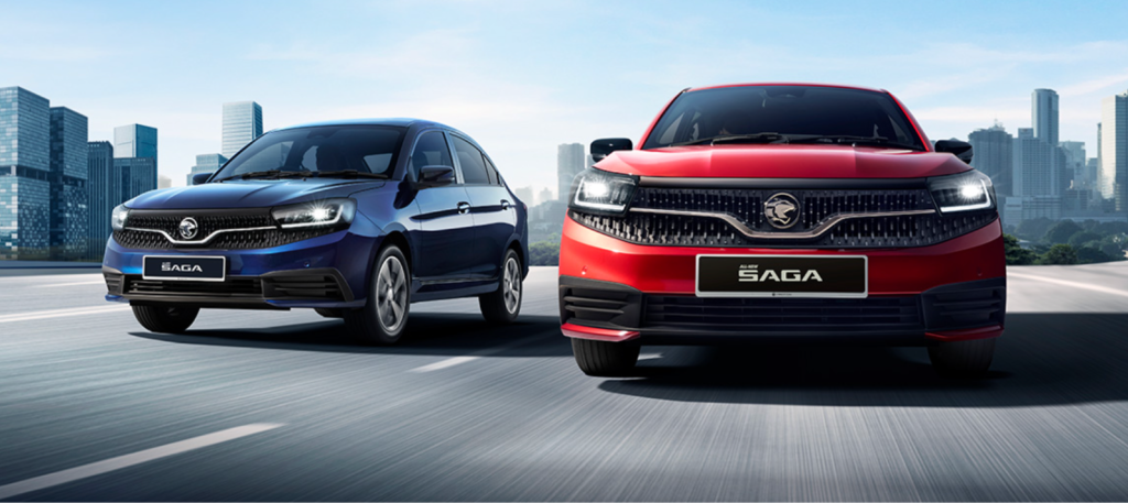 Proton Saga sedan segmen A berwarna biru dan merah dipandu di bandar dengan reka bentuk moden dan lampu hadapan LED