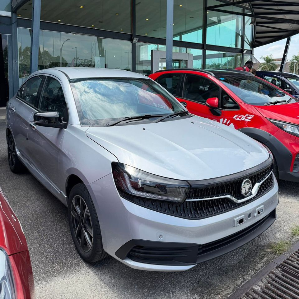 Proton Saga MC3 warna silver dipamerkan di pusat jualan Proton dengan reka bentuk hadapan moden dan kemasan baharu