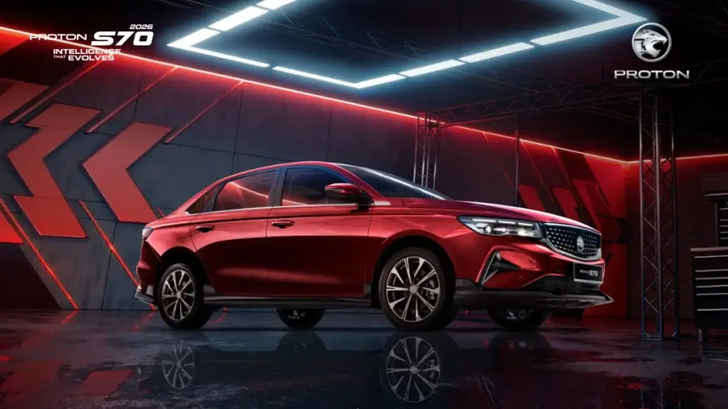 Proton S70 2026 (MC1) warna ruby red dipamerkan dalam studio moden dengan pencahayaan LED, menampilkan reka bentuk sporty dan teknologi terkini