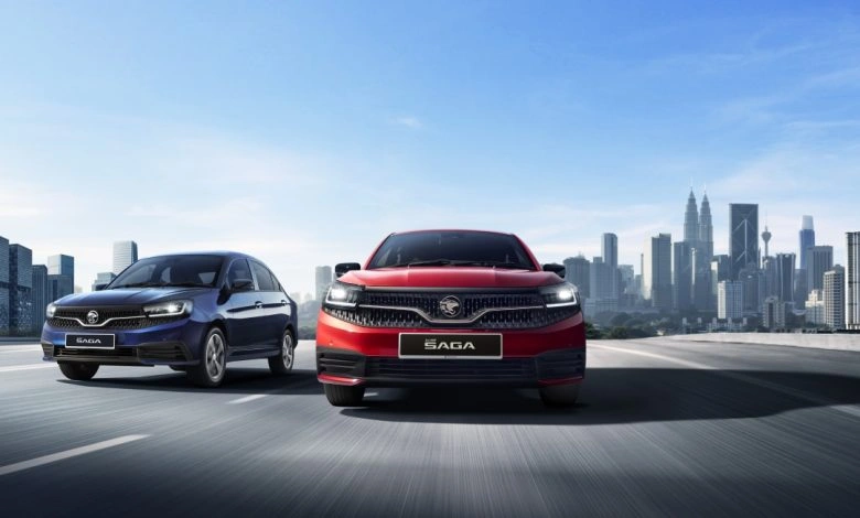 Proton Saga MC3 Executive dan Premium dipaparkan di jalan raya dengan latar skyline Kuala Lumpur