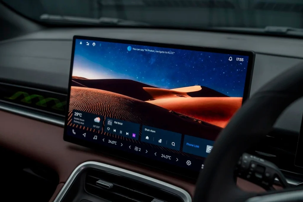 Skrin infotainment IHU Proton X50 dengan paparan digital navigasi muzik dan kawalan pintar dalam kabin SUV moden di Malaysia