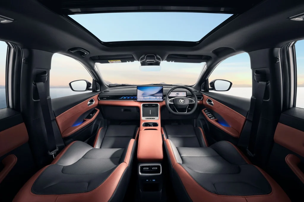 Interior Proton X50 dengan dashboard moden paparan infotainment digital panoramic sunroof dan tempat duduk leather premium di Malaysia