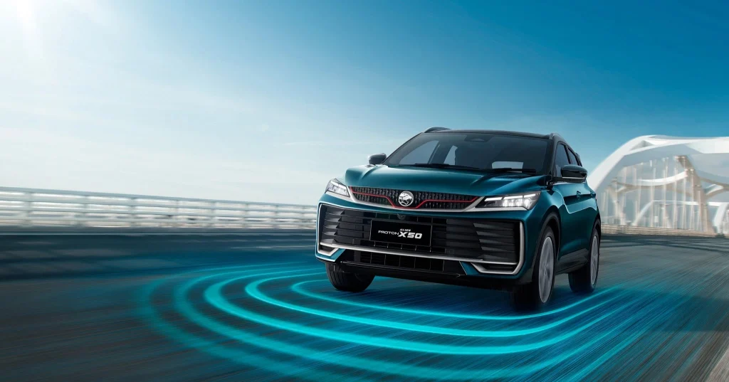 Proton X50 berwarna biru dipandu di atas jambatan dengan visual teknologi bantuan pemanduan