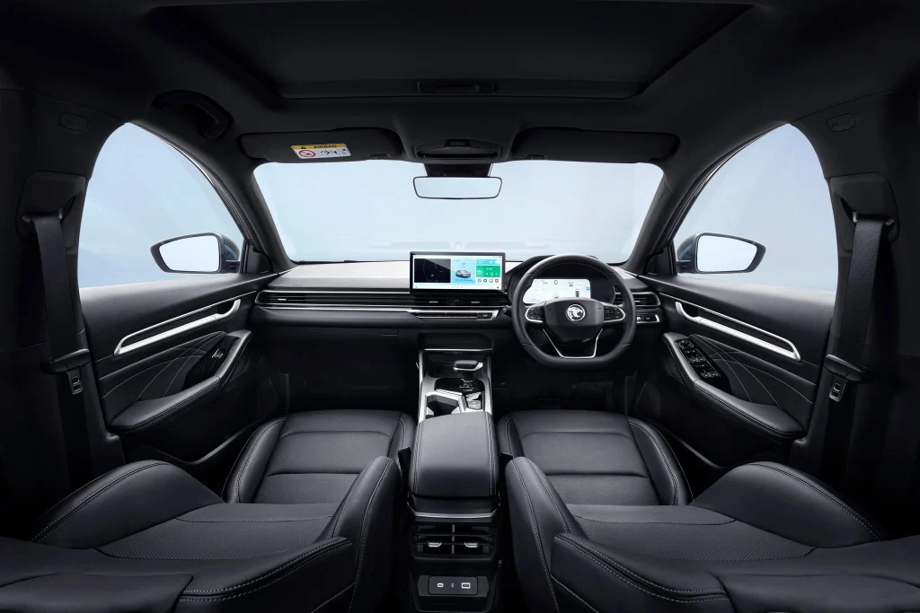 Ruang dalaman Proton S70 dengan tempat duduk kulit, skrin infotainment dan susun atur kabin moden