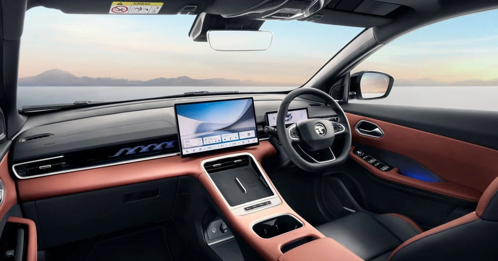 Ruang dalaman Proton X50 dengan paparan skrin digital, stereng moden dan kemasan kabin dua tona