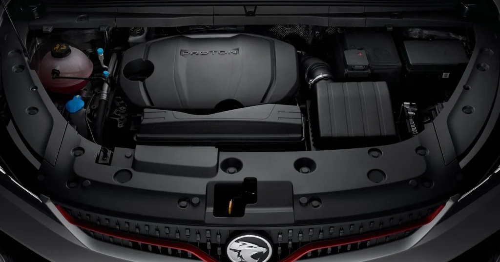 Ruang enjin Proton X50 dengan penutup enjin berlogo Proton dan susun atur komponen yang kemas