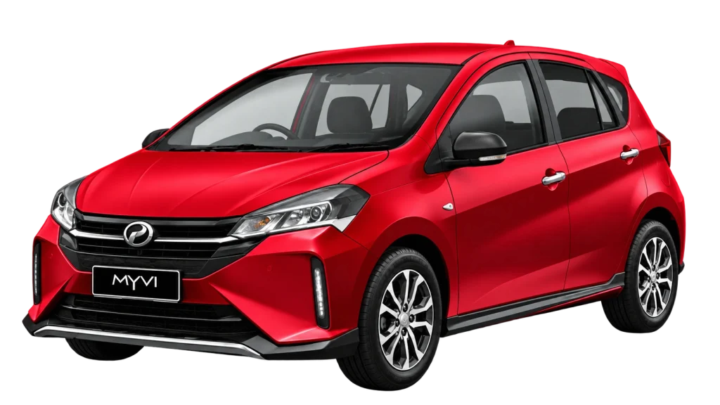 Perodua Myvi merah dipaparkan dari sudut hadapan tiga suku dengan latar putih