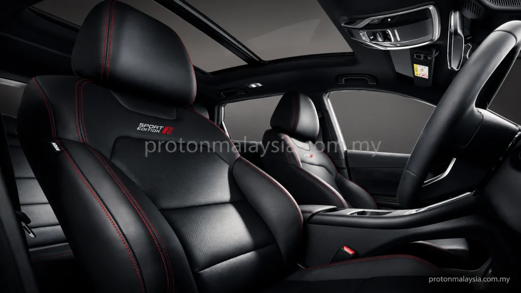 Interior Proton X50 Sport Edition dengan kerusi hitam, jahitan merah dan logo Sport Edition pada tempat duduk hadapan